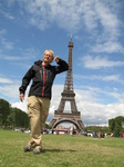 SX18511 Marijn leaning against the Eiffel tower.jpg